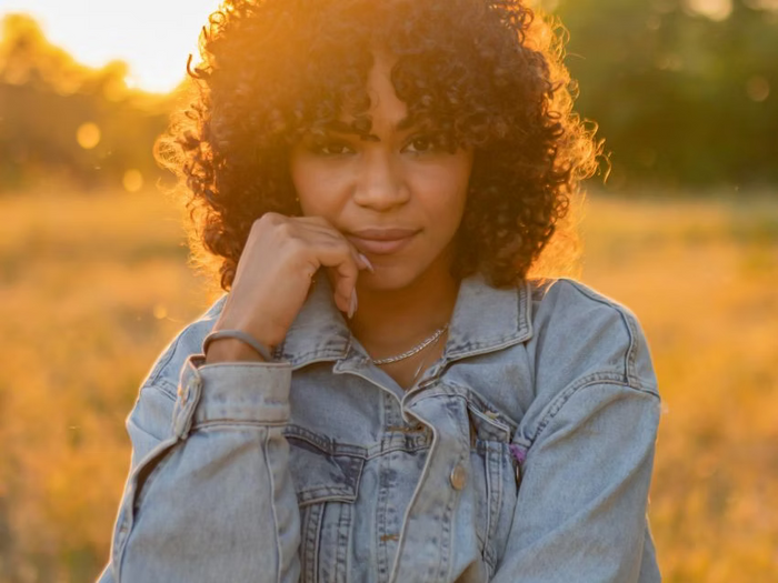 Frau mit voluminösen Locken