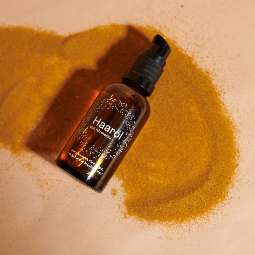 Afrolocke Haaröl auf gelbem Sand aus dem Set Green Essentials